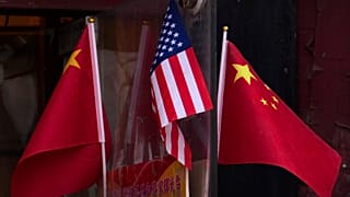 Két kínai és egy amerikai zászló egymás mellett - képünk illusztráció