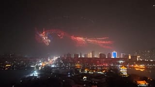 Animation par drone lumineux pour célébrer la fête du printemps à Liaocheng City en Chine, le 01.02.2025