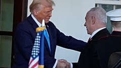 Il presidente degli Stati Uniti Donald Trump accoglie alla Casa Bianca il primo ministro israeliano Benjamin Netanyahu 
