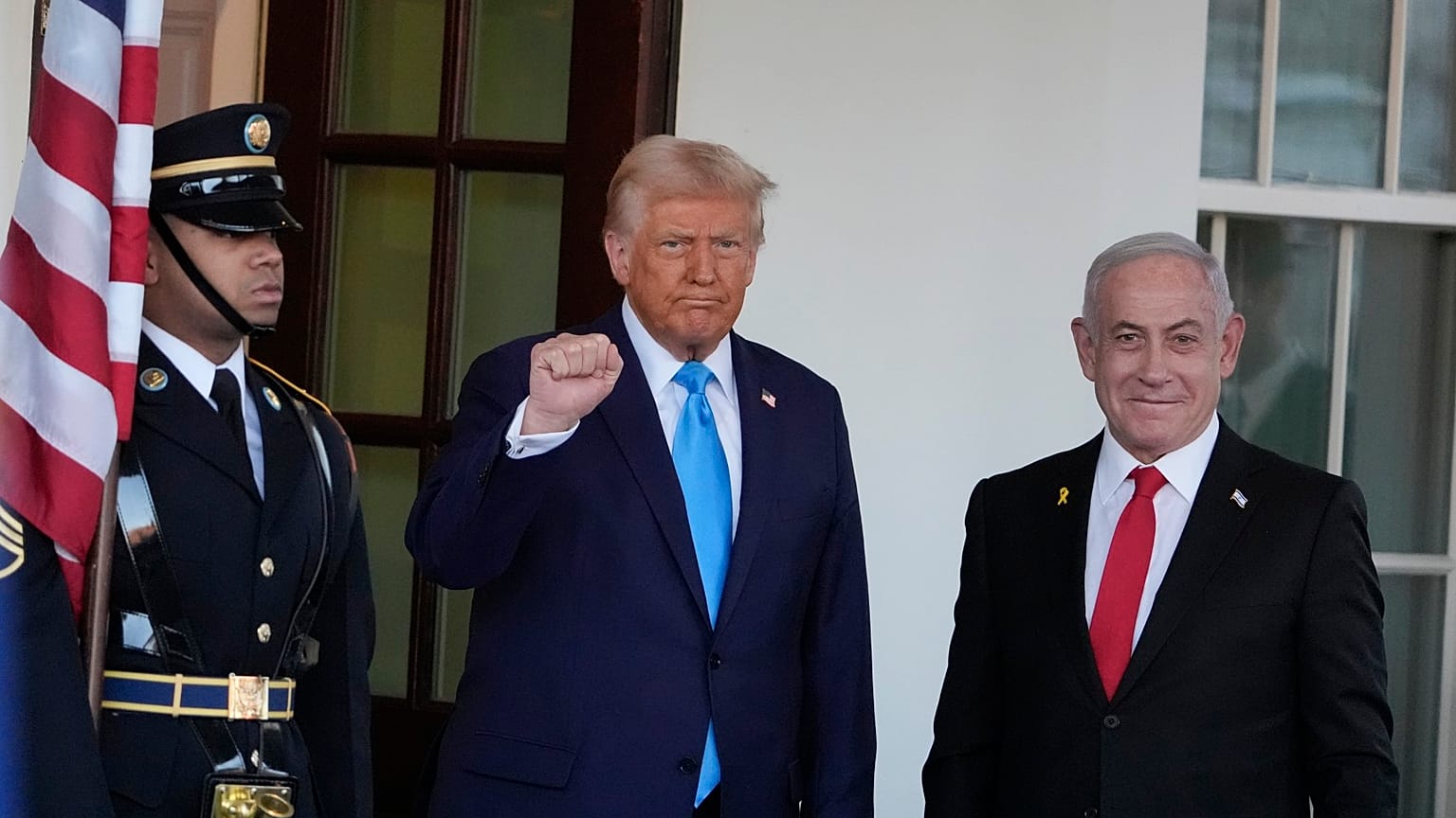 Trump posa junto a Netanyahu.