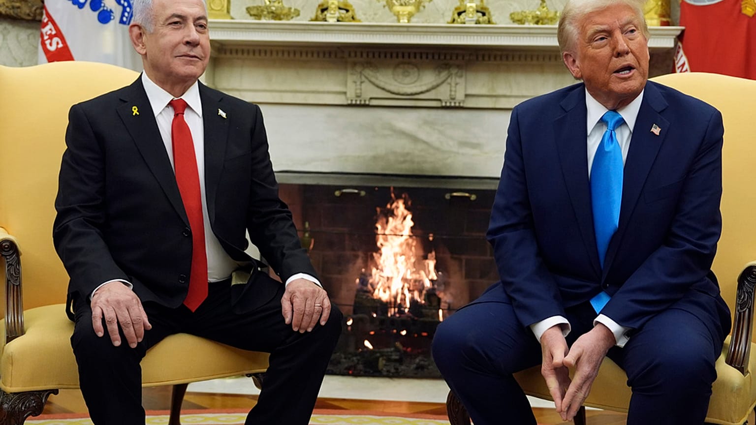 Präsident Donald Trump trifft sich mit Israels Premierminister Benjamin Netanjahu im Oval Office des Weißen Hauses, Dienstag, 4. Februar 2025, in Washington