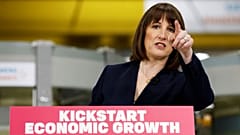 A Chanceler do Tesouro britânico, Rachel Reeves, fala sobre os seus planos para a economia britânica em Eynsham, Inglaterra, na quarta-feira, 29 de janeiro de 2025.