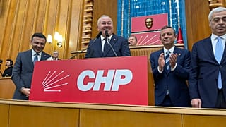CHP'ye katılan İstanbul Milletvekili Cemal Enginyurt partinin kürsüsünde konuşma yaparken, 4 Şubat 2025