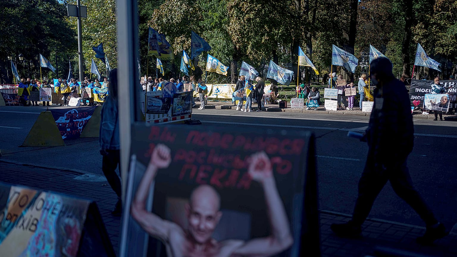 I familiari dei prigionieri di guerra ucraini sostengono i soldati che hanno difeso Mariupol e sono ancora prigionieri dei russi dopo due anni e mezzo, a Kiev, 9 ottobre 2024