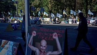 Familiares de prisioneros de guerra ucranianos apoyan a los soldados que defendieron Mariupol y siguen en cautiverio ruso tras dos años y medio, en Kiev, 9 de octubre de 2024.