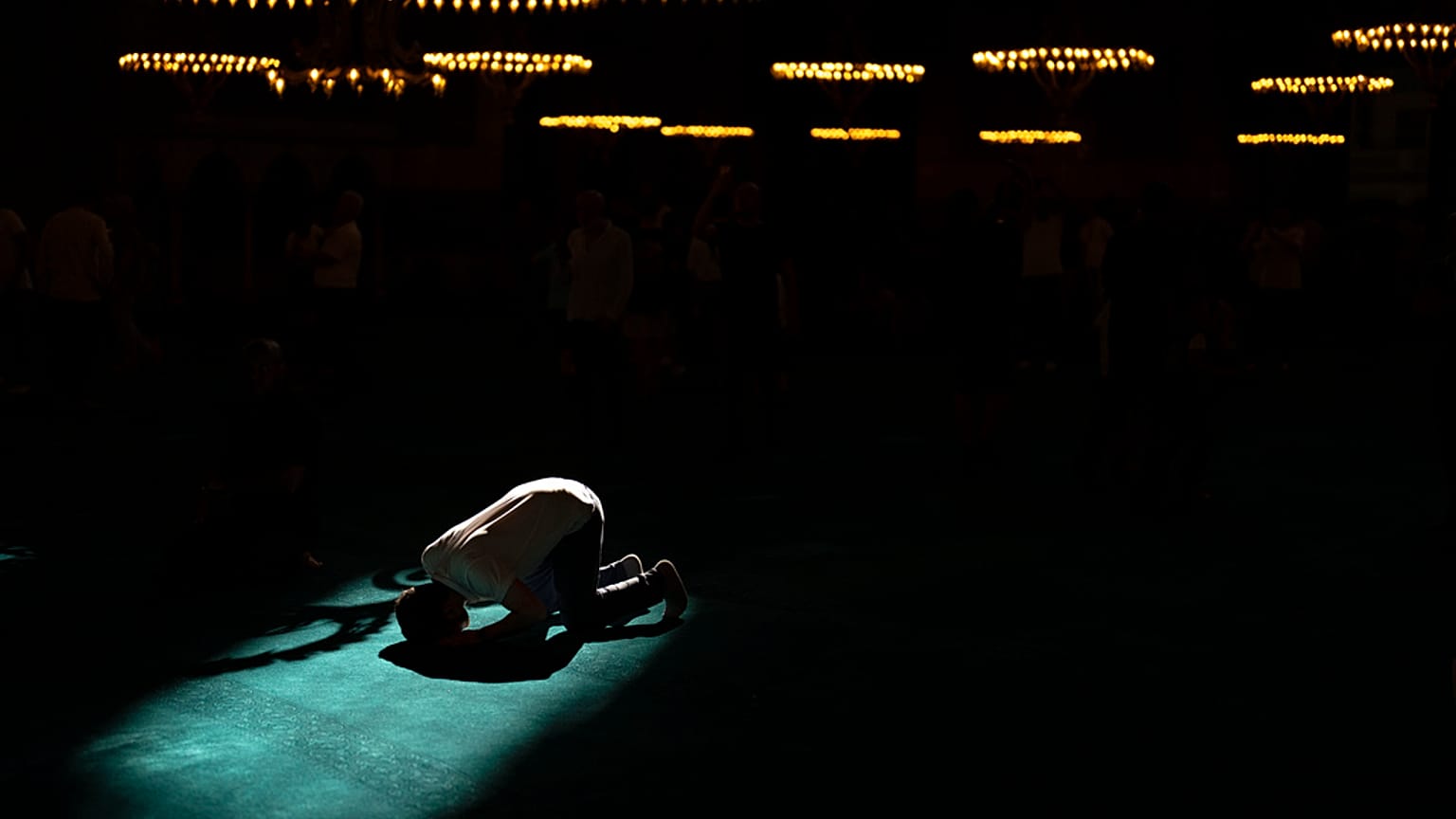 İstanbul Fatih'te bulunan Ayasofya Cami'de namaz kılan bir kişi, 16 Haziran 2024
