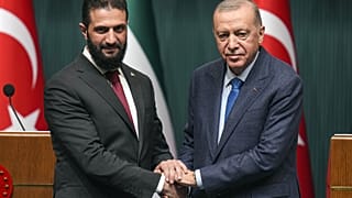 Le président turc Recep Tayyip Erdogan, à droite, serre la main du président intérimaire syrien Ahmed al-Charaa au palais présidentiel d'Ankara, Turquie, mardi 4 février 2025