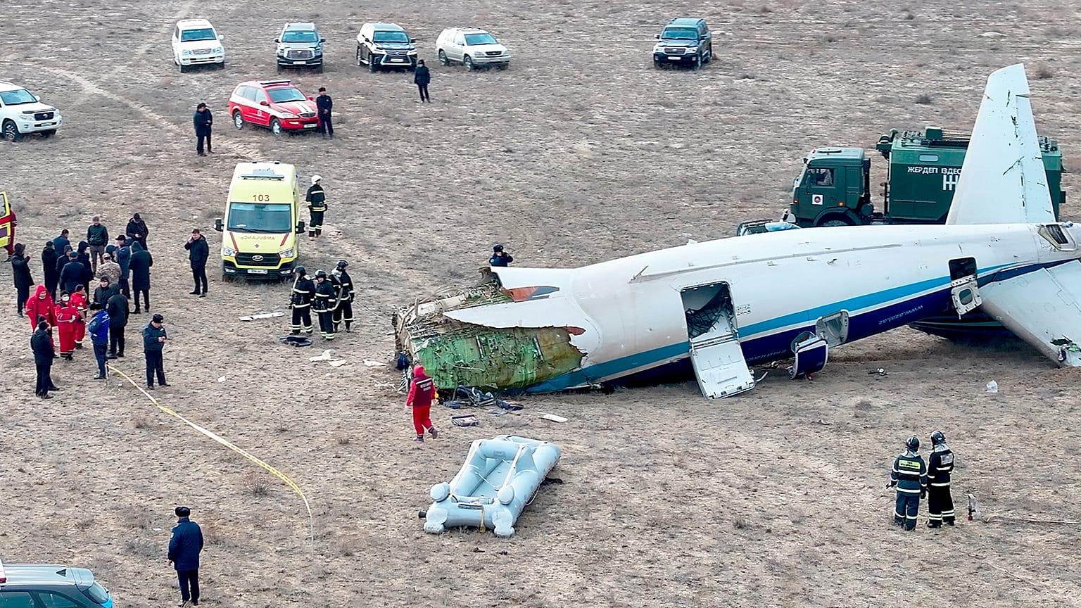 Azerbaycan Havayolları'na ait Embraer 190 uçağının enkazı Kazakistan'ın Aktau kenti havaalanı yakınlarında yerde yatıyor, 25 Aralık 2024