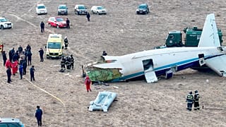 Azerbaycan Havayolları'na ait Embraer 190 uçağının enkazı Kazakistan'ın Aktau kenti havaalanı yakınlarında yerde yatıyor, 25 Aralık 2024