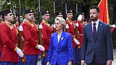 Ursula von der Leyen, passe en revue la garde d'honneur avec le président du Monténégro Jakov Milatovic à Podgorica, capitale du Monténégro.