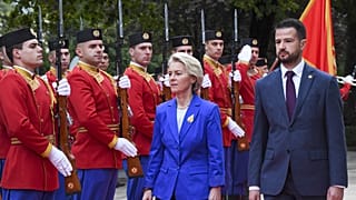 Ursula von der Leyen, passa revista à guarda de honra com o Presidente do Montenegro, Jakov Milatovic, em Podgorica, capital do Montenegro