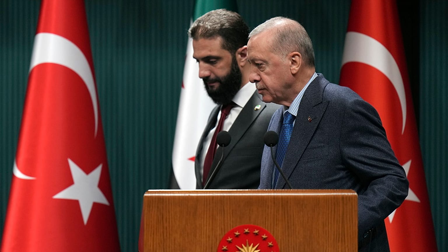 الرئيس التركي رجب طيب أردوغان والرئيس السوري المؤقت أحمد الشرع يصلان لعقد مؤتمر صحفي مشترك عقب اجتماعهما في القصر الرئاسي بالعاصمة التركية أنقرة، يوم الثلاثاء، 4 فبراير 2025.