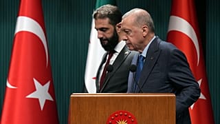 الرئيس التركي رجب طيب أردوغان والرئيس السوري المؤقت أحمد الشرع يصلان لعقد مؤتمر صحفي مشترك عقب اجتماعهما في القصر الرئاسي بالعاصمة التركية أنقرة، يوم الثلاثاء، 4 فبراير 2025.