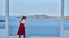 Bir kız Santorini'nin denizine bakarken, 4 Şubat 2025