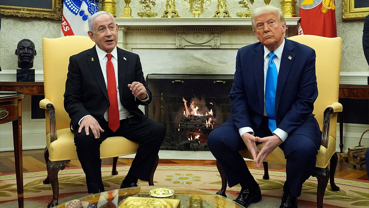 O Presidente Donald Trump reúne-se com o Primeiro-Ministro de Israel, Benjamin Netanyahu, na Sala Oval da Casa Branca.