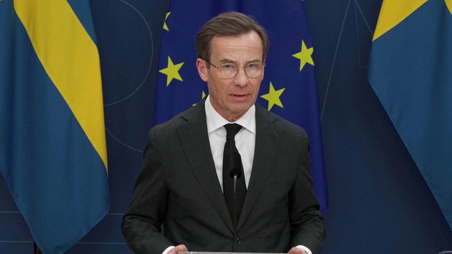 El primer ministro sueco, Ulf Kristersson, habla en una rueda de prensa en Estocolmo tras un tiroteo masivo en Örebro.