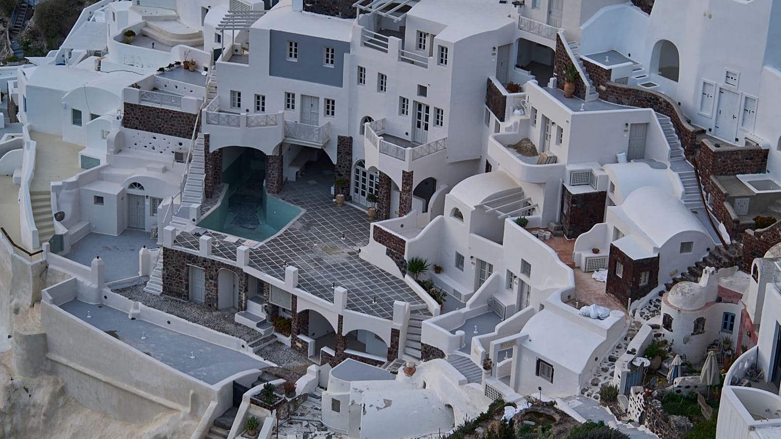 Un groupe de bâtiments situés au sommet d'une falaise dans la ville d'Oia sur l'île de Santorin