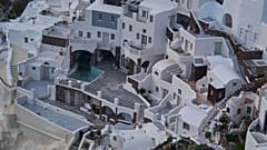 Depremin vurduğu Yunanistan'ın Santorini adasındaki Oia kasabasında bulunan bir grup uçurumun tepesindeki binada boş bir yüzme havuzu görülüyor.