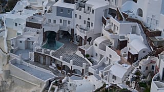 Depremin vurduğu Yunanistan'ın Santorini adasındaki Oia kasabasında bulunan bir grup uçurumun tepesindeki binada boş bir yüzme havuzu görülüyor.