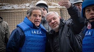Le directeur général de l'AIEA, Rafael Mariano Grossi, et le ministre ukrainien de l'énergie, Herman Galushchenko, examinent des transformateurs endommagés dans une sous-station de Kiev.