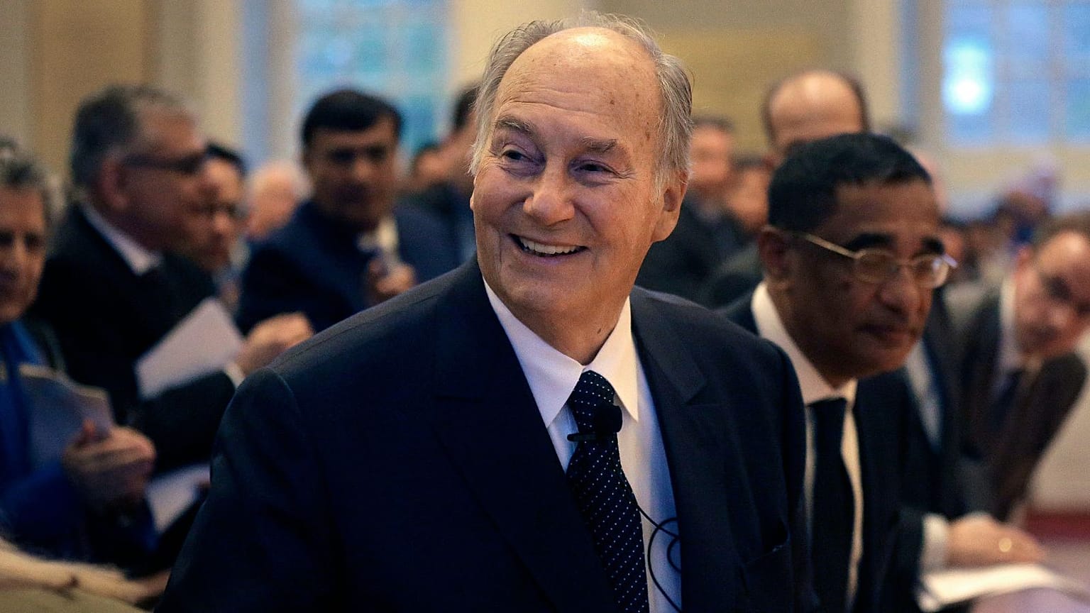  O Aga Khan chega à Igreja Memorial no campus da Universidade de Harvard antes de se dirigir a uma audiência em 2015.
