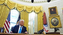 Başkan Donald Trump Beyaz Saray Oval Ofis'te kararnameleri imzaladıktan sonra gazetecilere konuştu