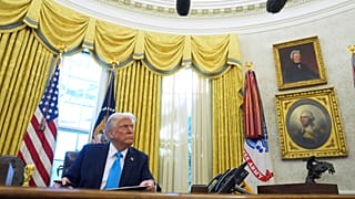 Президент США Дональд Трамп выступает перед журналистами после подписания исполнительных указов в Овальном кабинете Белого дома