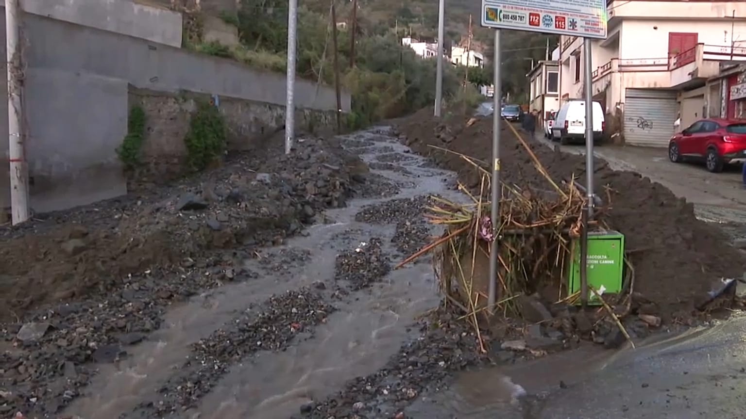 A lama cobre as ruas da cidade italiana de Messina, na Sicília.