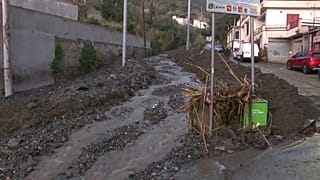 Sicilya'daki İtalyan kenti Messina'da sokaklar çamurla kaplıdır.