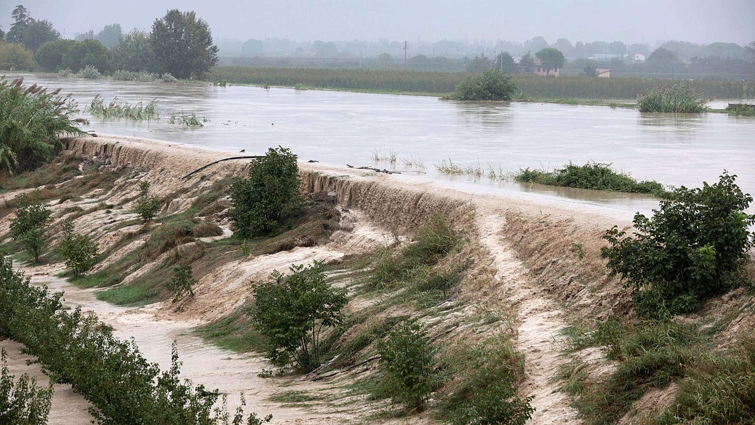 Archivo: El río Lamone se desborda cerca de Bagnacavallo, en la región de Emilia-Romaña, Italia, el jueves 19 de septiembre de 2024.