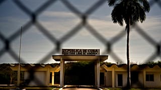 Um portão que marca a fronteira com a base naval americana da Baía de Guantánamo, em Cuba.
