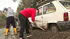 Σε εξέλιξη οι εργασίες καθαρισμού της πληγείσας περιοχής στην Ιταλία