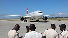 Un avion transportant des policiers du Salvador, faisant partie d'une force multinationale soutenue par l'ONU, atterrit à l'aéroport Toussaint Louverture de Port-au-Prince, en Haïti, le 4 février 2025.