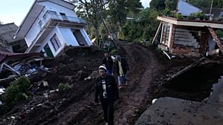  السكان يتجولون أمام المنازل المدمرة المتضررة جراء زلزال ضرب سيانجور، جاوة الغربية، إندونيسيا، الخميس 24 نوفمبر 2022