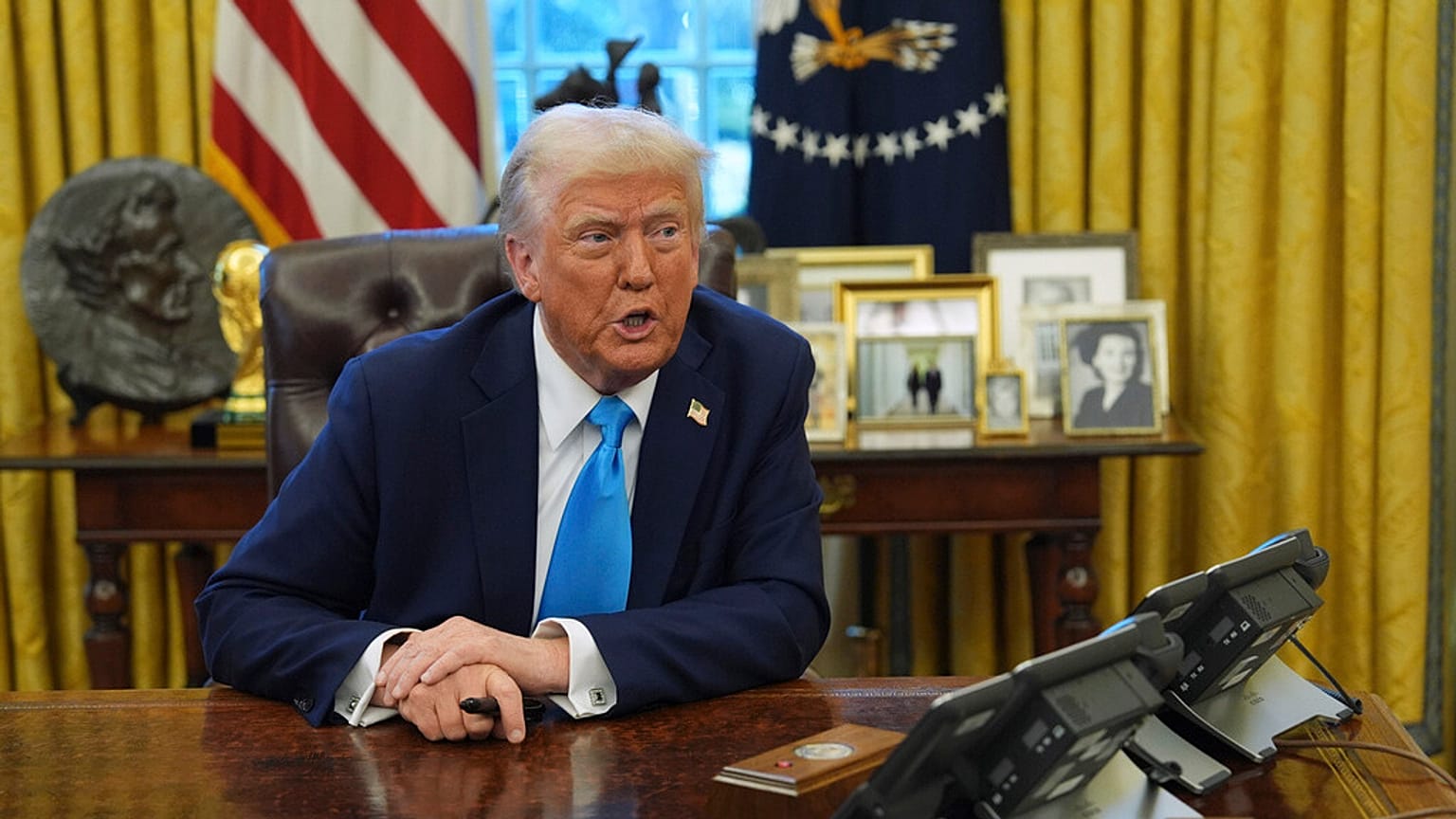 Präsident Donald Trump spricht zu Reportern, während er im Oval Office des Weißen Hauses am Dienstag, 4. Februar 2025, in Washington Durchführungsverordnungen unterzeichnet.