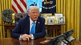 Präsident Donald Trump spricht zu Reportern, während er im Oval Office des Weißen Hauses am Dienstag, 4. Februar 2025, in Washington Durchführungsverordnungen unterzeichnet.