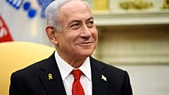 رئيس الوزراء الإسرائيلي بنيامين نتنياهو أثناء اجتماعه مع الرئيس دونالد ترامب في المكتب البيضاوي في البيت الأبيض، الثلاثاء، 4 فبراير/شباط 2025، في واشنطن.