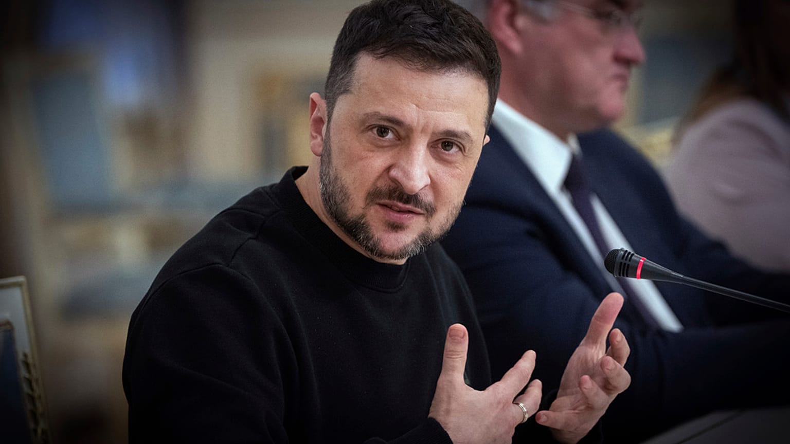 O presidente ucraniano Volodymyr Zelenskyy fala durante a sua reunião com a ministra dos Negócios Estrangeiros da Finlândia, Elina Valtonen, em Kiev, Ucrânia, quarta-feira, 8 de janeiro de 2025.