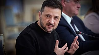 Le président ukrainien Volodymyr Zelenskyy s'exprime lors de sa rencontre avec la ministre finlandaise des Affaires étrangères Elina Valtonen à Kiev, Ukraine, mercredi 8 janvier 2025.