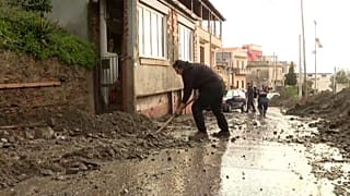 Κάτοικοι της Ζαφερίας στη Σικελία καθαρίζουν τη λάσπη που άφησε πίσω της η καταρρακτώδης βροχή, 04.02.2025