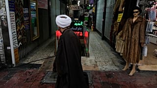 یک روحانی در مقابل بازارچه خرید در تهران