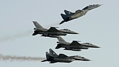 Δύο ρωσικής κατασκευής Mig 2 (επάνω) και δύο αμερικανικής κατασκευής μαχητικά αεροσκάφη F-16, τα οποία ανήκουν στην πολωνική πολεμική αεροπορία.