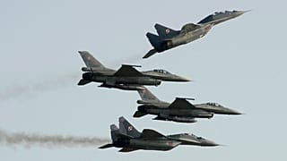 Dos Mig 2 de fabricación rusa (arriba) y dos cazas F-16 de fabricación estadounidense, todos ellos pertenecientes a las Fuerzas Aéreas polacas.