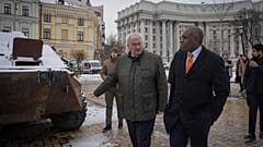 İngiltere Dışişleri Bakanı David Lammy, 5 Şubat 2025, Çarşamba günü Ukrayna'nın başkenti Kiev'de bir Rus APC'sinde meydana gelen hasara bakıyor.