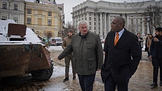 İngiltere Dışişleri Bakanı David Lammy, 5 Şubat 2025, Çarşamba günü Ukrayna'nın başkenti Kiev'de bir Rus APC'sinde meydana gelen hasara bakıyor.