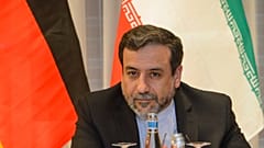 وزير الخارجية الإيراني عباس عراقجي خلال المحادثات النووية بين دول الاتحاد الأوروبي والصين وروسيا والولايات المتحدة في مونترو بسويسرا، الخميس 5 مارس/آذار 2015.