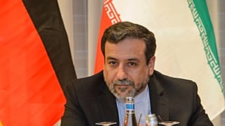وزير الخارجية الإيراني عباس عراقجي خلال المحادثات النووية بين دول الاتحاد الأوروبي والصين وروسيا والولايات المتحدة في مونترو بسويسرا، الخميس 5 مارس/آذار 2015.