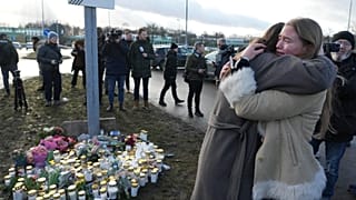 Люди собираются у стихийного мемориала, установленного рядом с местом стрельбы на окраине Оребро, Швеция, 5 февраля 2025 года.