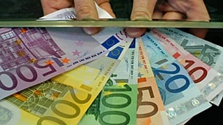 Un employé d'un bureau de change montre des billets en euros à Francfort, en Allemagne, le vendredi 23 mai 2003.