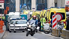 Bir polis motosikleti 22 Mart 2016 Salı günü Brüksel'de meydana gelen bir patlamanın ardından metro yakınındaki bir istasyonda ambulansların yanından geçiyor.